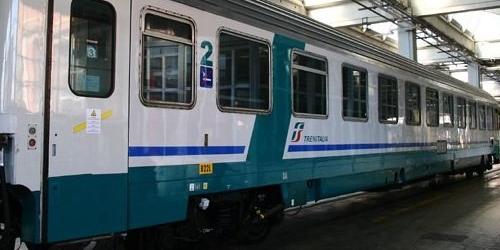  Viaggia su respingenti in coda treno, salvato immigrato 