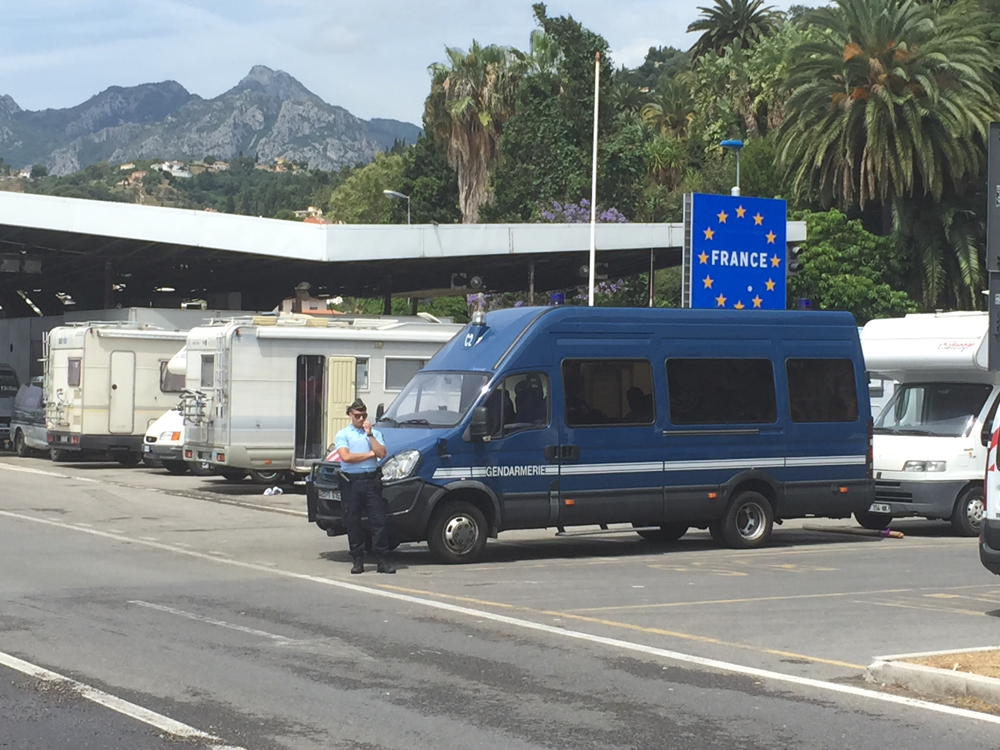 Profughi al confine protestano contro la polizia: 