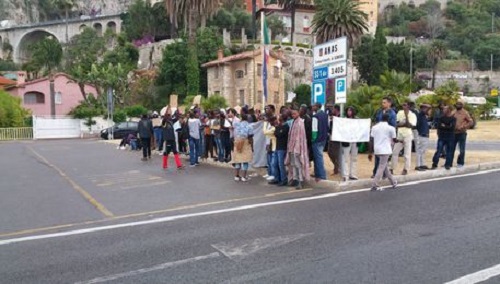 Profughi al confine, alcuni migranti trasferiti in stazione