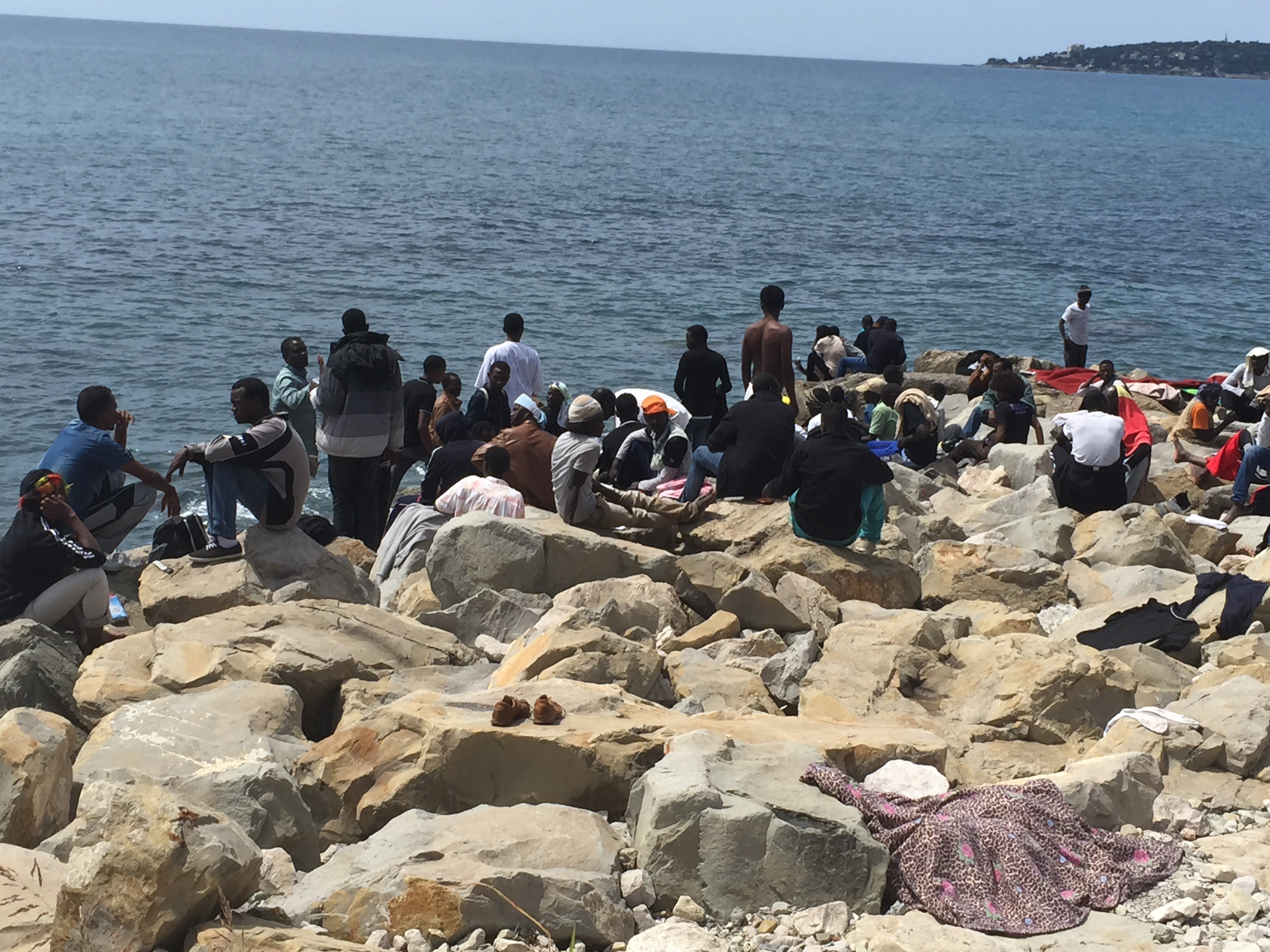 Profughi, in 170 sulla scogliera. A Ventimiglia notte tranquilla