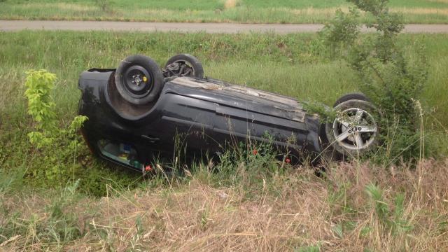 Auto si ribalta alla Spezia: ferita una donna