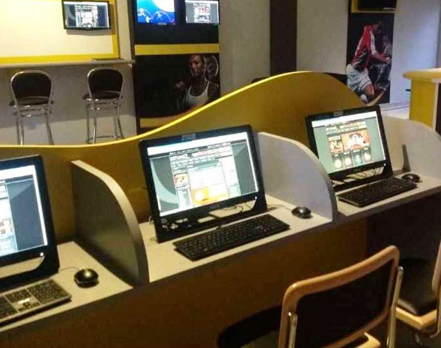 Rapina in sala scommesse nel centro storico di Genova