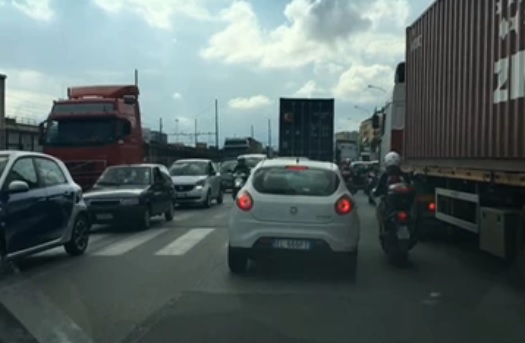 Genova Ovest: camion si blocca in galleria, traffico in tilt