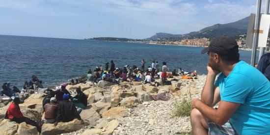 Calano i migranti al confine italo-francese. La principessa di Monaco in campo per i bimbi