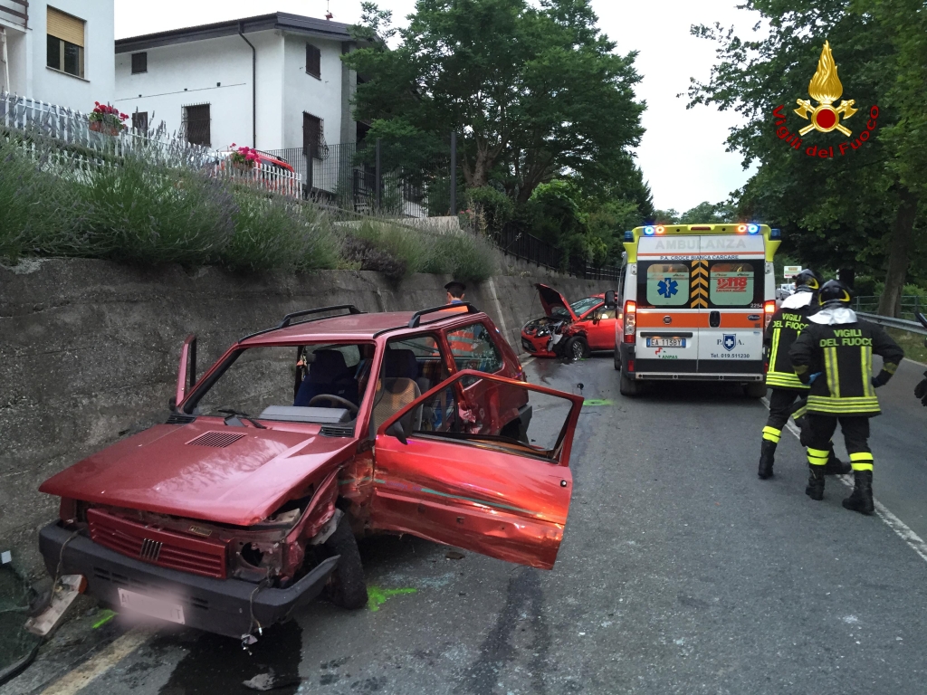 Scontro tra due auto, intervento dei vigili del fuoco