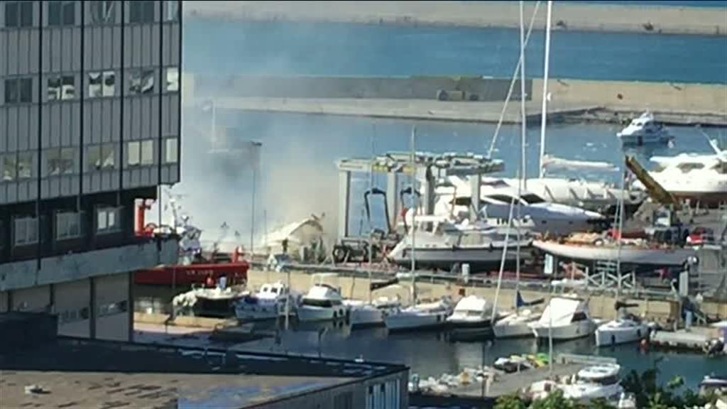 Yacht in fiamme alla Marina Due, a dare l'allarme il capitano