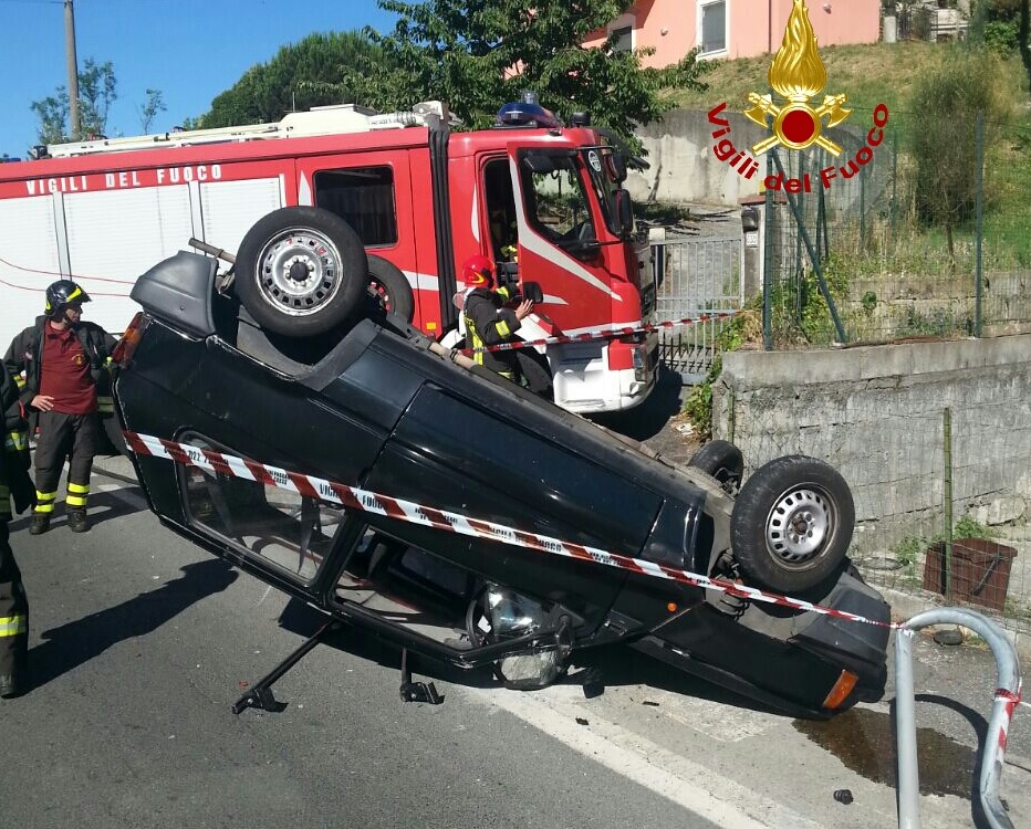 Auto si ribalta nel quartiere del Limone, giovane lievemente ferito