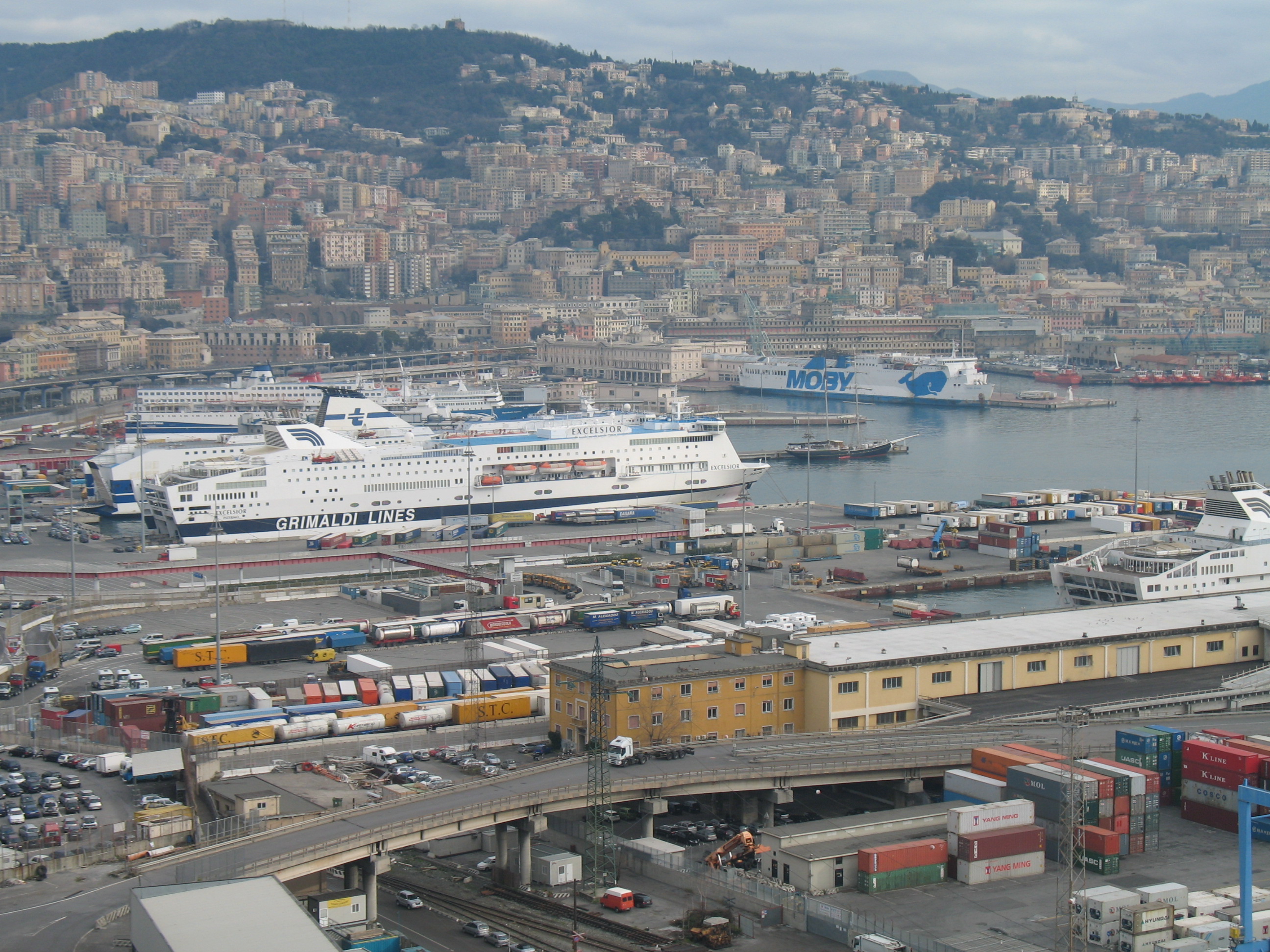 Traghetti, code e rallentamenti per gli imbarchi a Genova