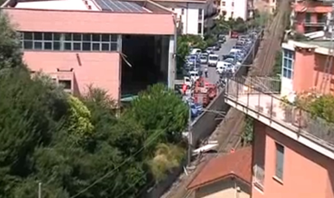 Laigueglia, crolla il muro di una scuola sui binari