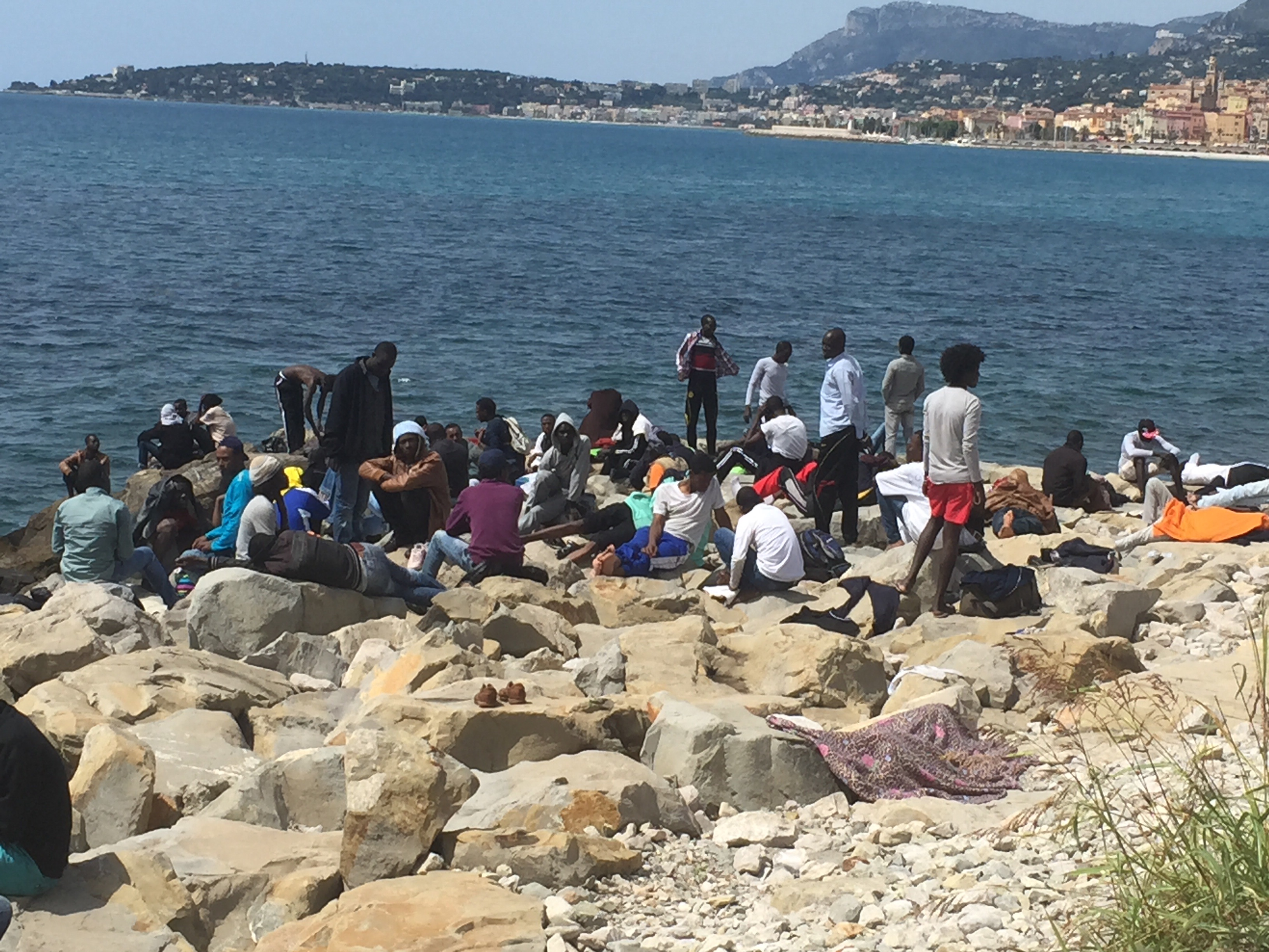 Profughi al confine, cresce il numero di migranti in stazione