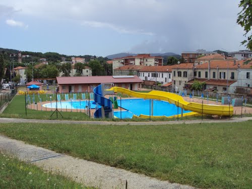 Palpeggia tre donne in piscina, profugo arrestato