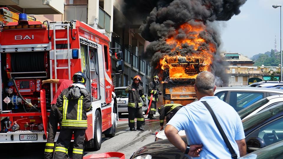 Autobus in fiamme in via Fanti a Sampierdarena