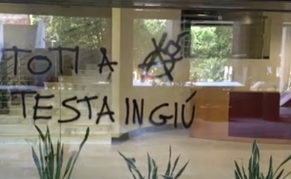 Minacce a Toti sui vetri del palazzo della Regione 