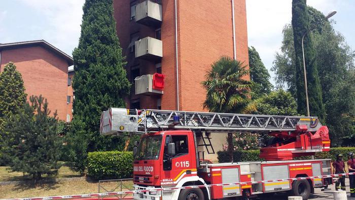 A fuoco palazzo nel Biellese, 14 feriti