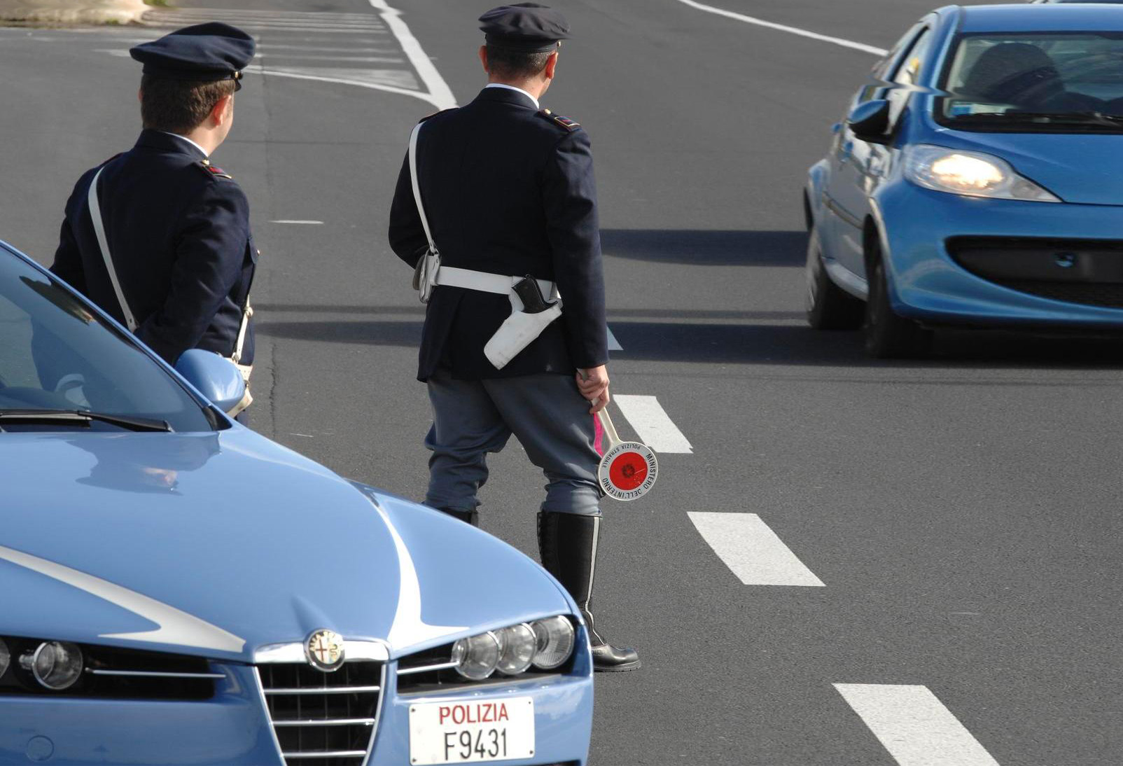 Finti agenti la fermano in autostrada e la derubano