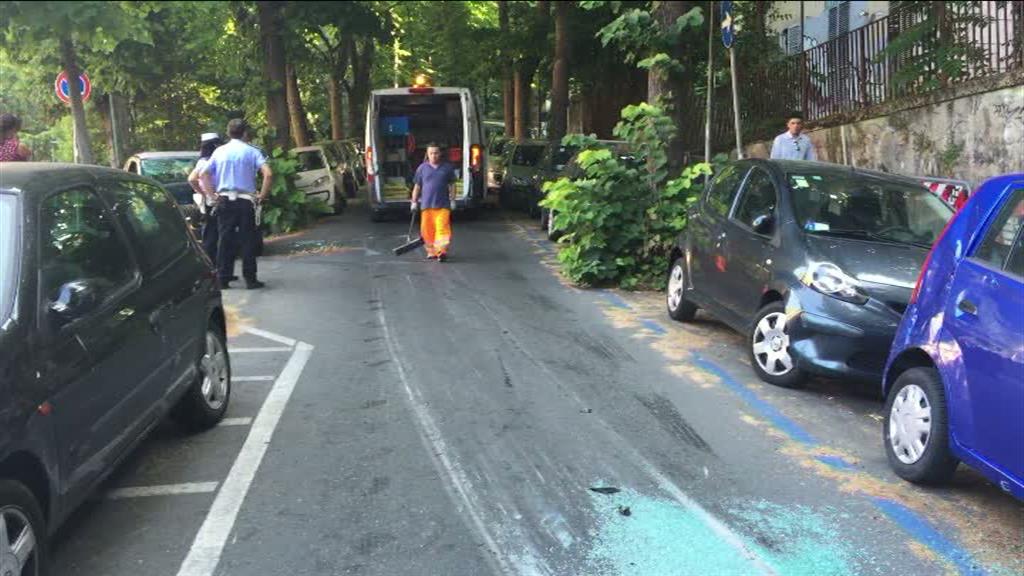 Auto si ribalta in via Bertani, mezzo rimosso e strada riaperta