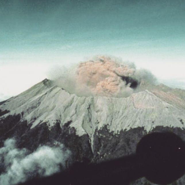 Indonesia: eruzione vulcano paralizza cinque aeroporti