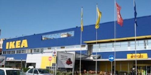 Dipendenti Ikea in piazza contro il taglio ai salari