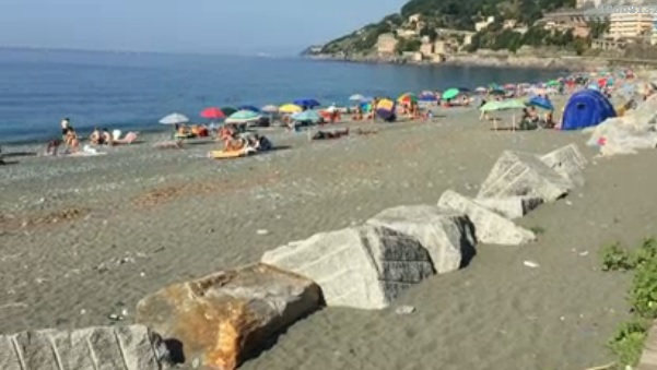 Tendopoli e falò in spiaggia, Voltri si ribella al degrado