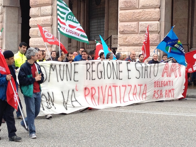 Sciopero delle partecipate: corteo da piazza Brignole, via Garibaldi blindata