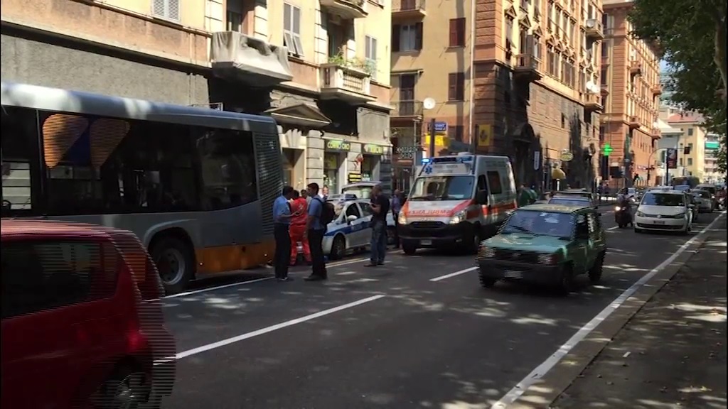 Bus costretto a brusca frenata, 13 feriti lievi tra i passeggeri