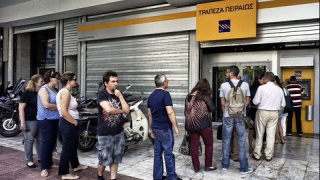 Grecia, riaperte le banche: 420 euro il massimo prelievo 