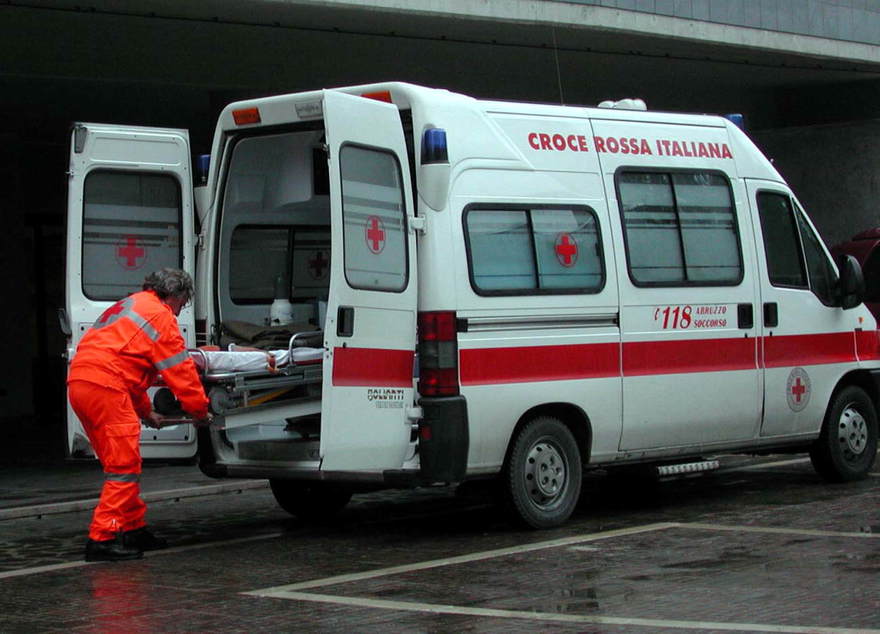 Settantacinquenne muore investito da una moto in via Mantova