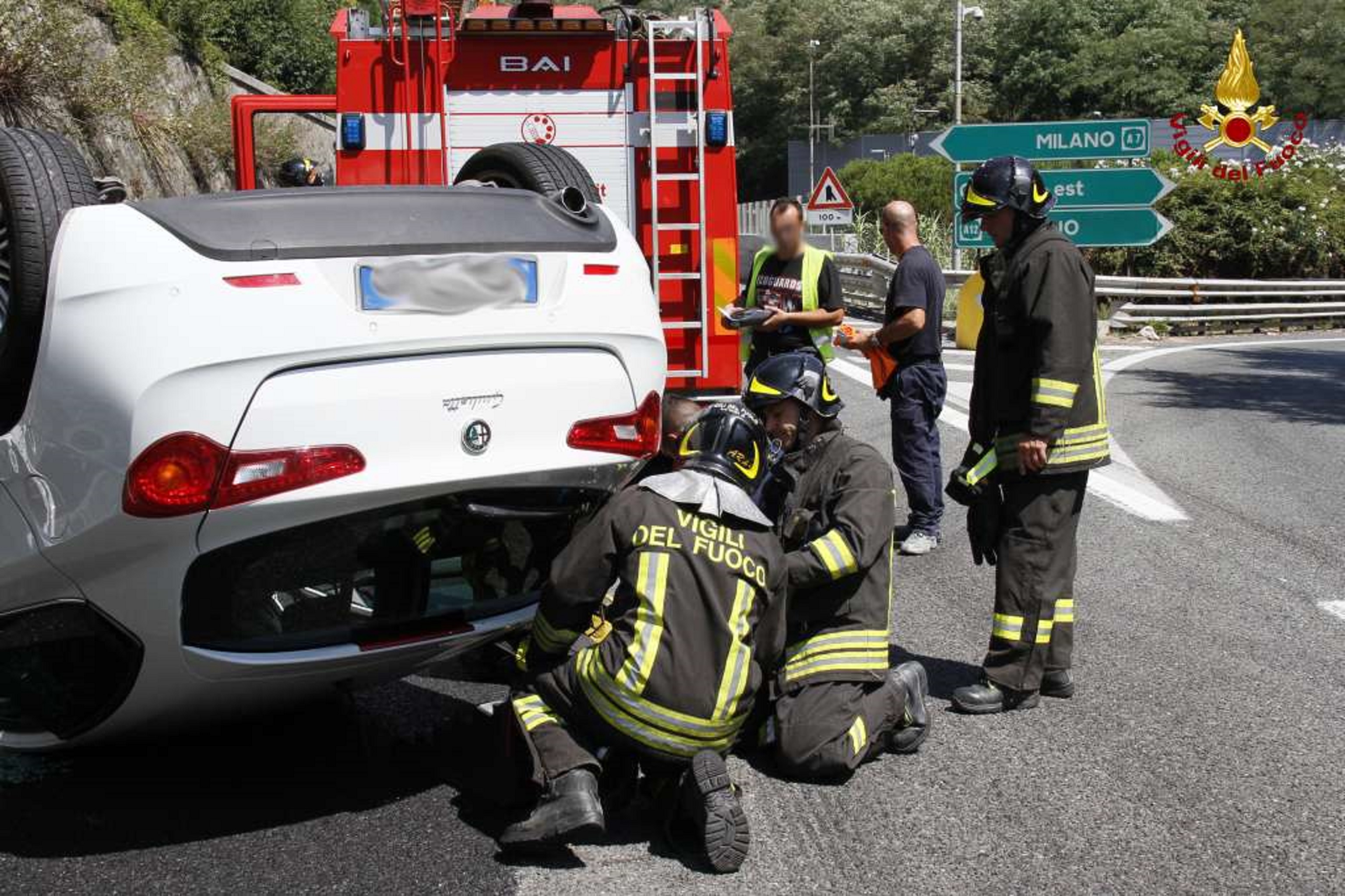 Auto si cappotta sulla A7, ferita la conducente