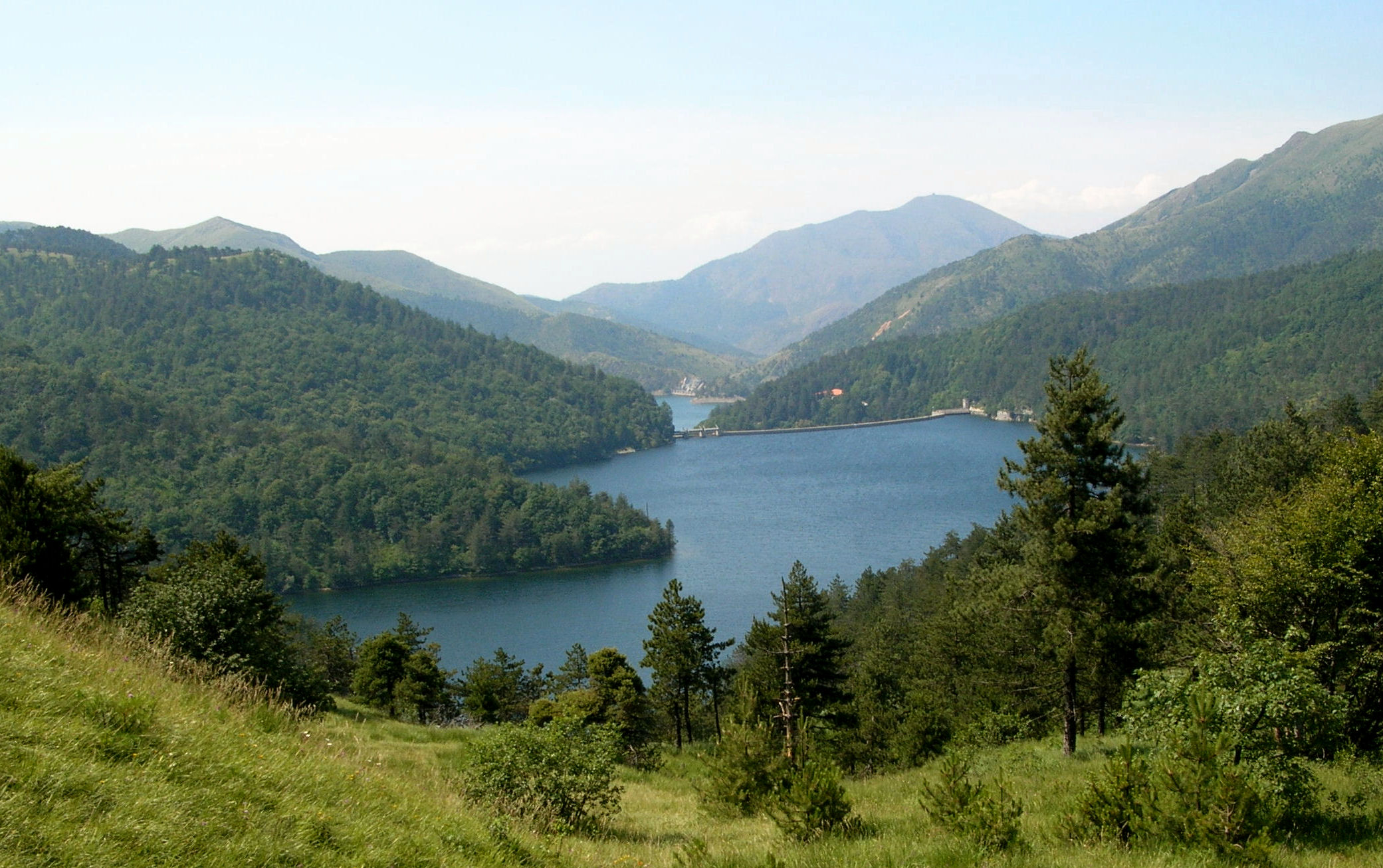 Bruciano i boschi intorno ai laghi del Gorzente di San Martino