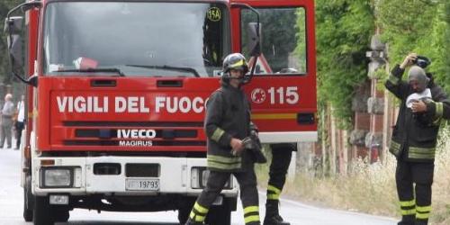 Bomba carta contro una scuola, due incappucciati in fuga