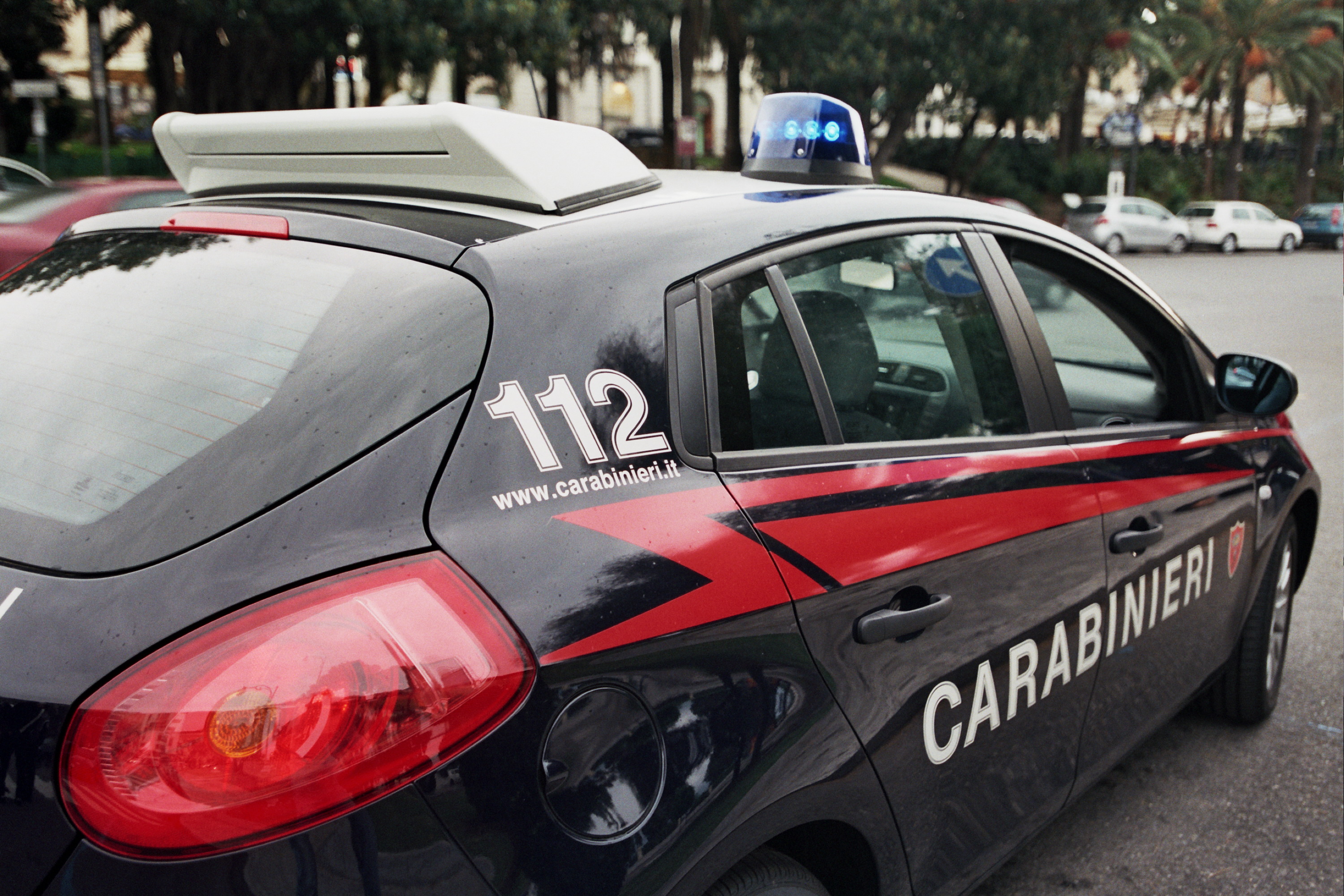 Palpeggiò ragazza e molestò via sms due minori, arrestato 