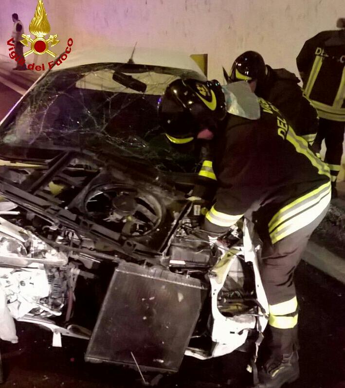 Auto si schianta sull'A12, ferito il conducente