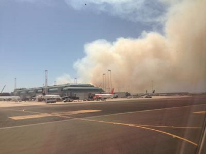 Incendio a Fiumicino blocca per due ore il traffico aereo: probabile dolo