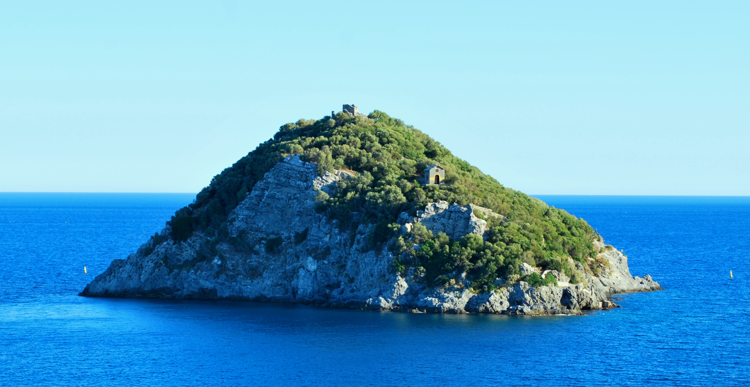 Isola di Bergeggi, dentro la grotta spunta un cunicolo segreto