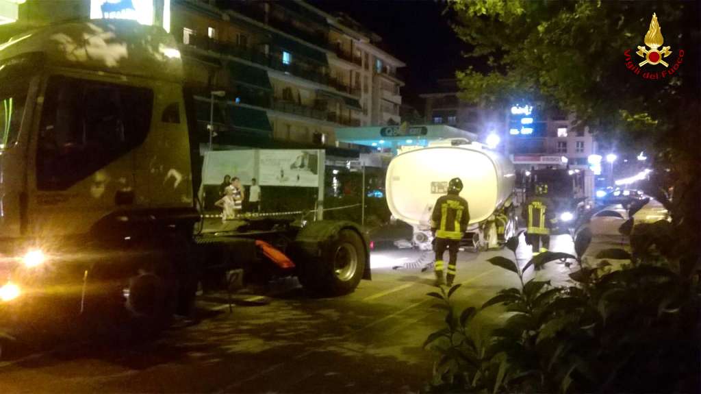 Autotreno perde rimorchio nel centro di Rapallo