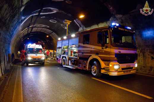 Incidente sulla A12, coinvolte 4 auto e un camion