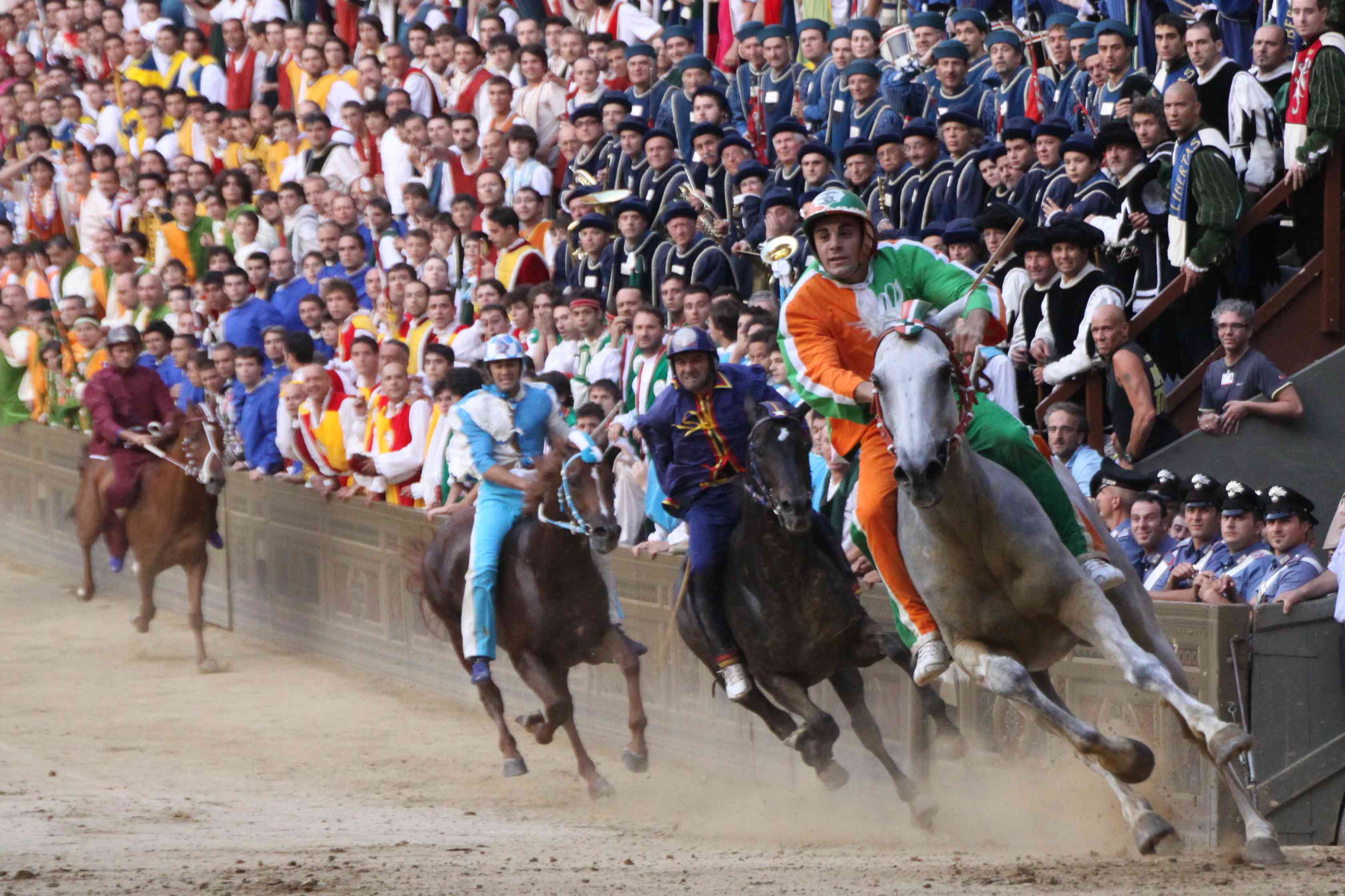 Rinviato per pioggia il Palio di Siena, si correrà domani 