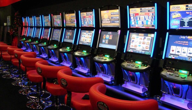 Sette sale slot chiuse alla Spezia: troppo vicine a scuole e chiese