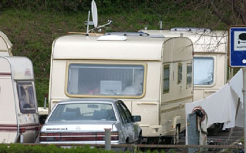 Sfonda il finestrino di un camper per rubare, arrestato un 36enne