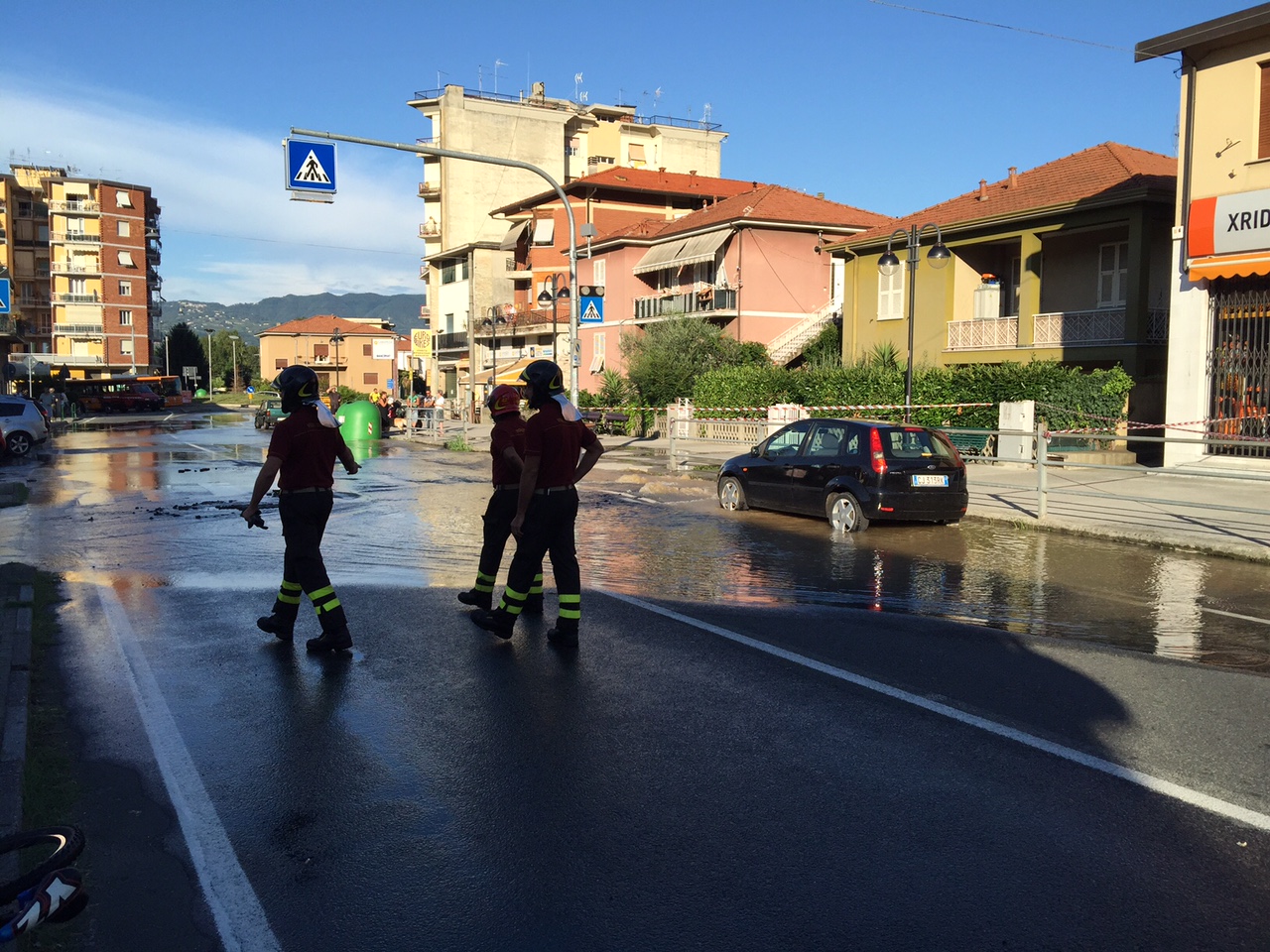 Scoppia tubo dell'acqua a Romito Magra: allagamenti e provinciale chiusa