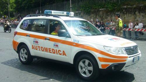 Bici tampona auto, ciclista grave