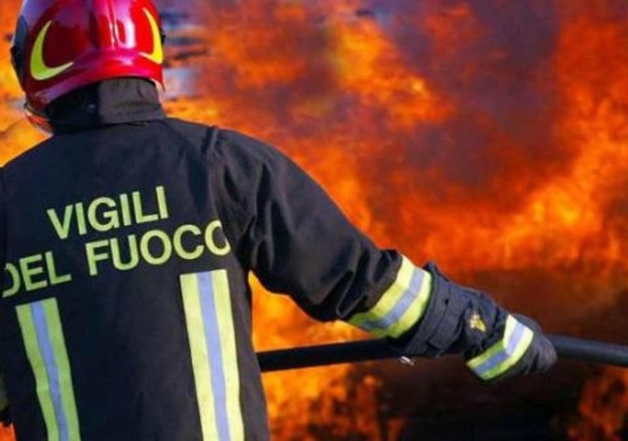 Incendio distrugge capanno su strada provinciale a Uscio