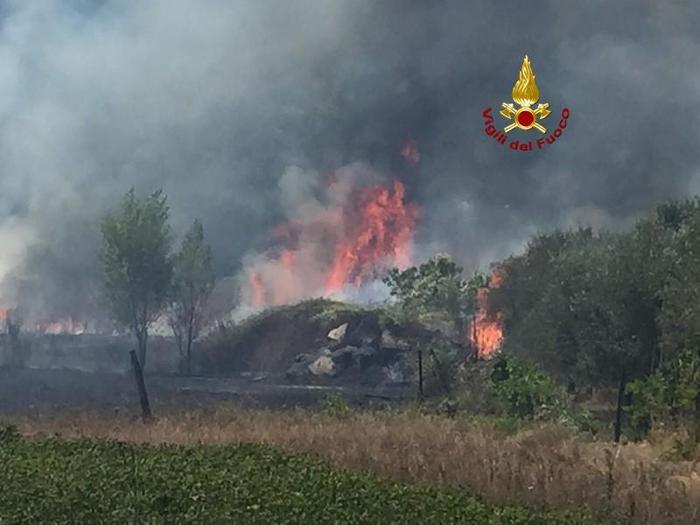 La Liguria continua a bruciare: boschi in fiamme nell'imperiese, vasto incendio a Pegli