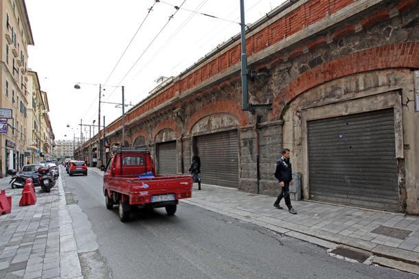 Sorpreso a rubare in un'auto, aggredisce i poliziotti