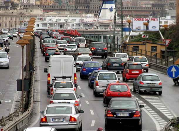 Scooter in fiamme sulla Sopraelevata, traffico bloccato in direzione Foce