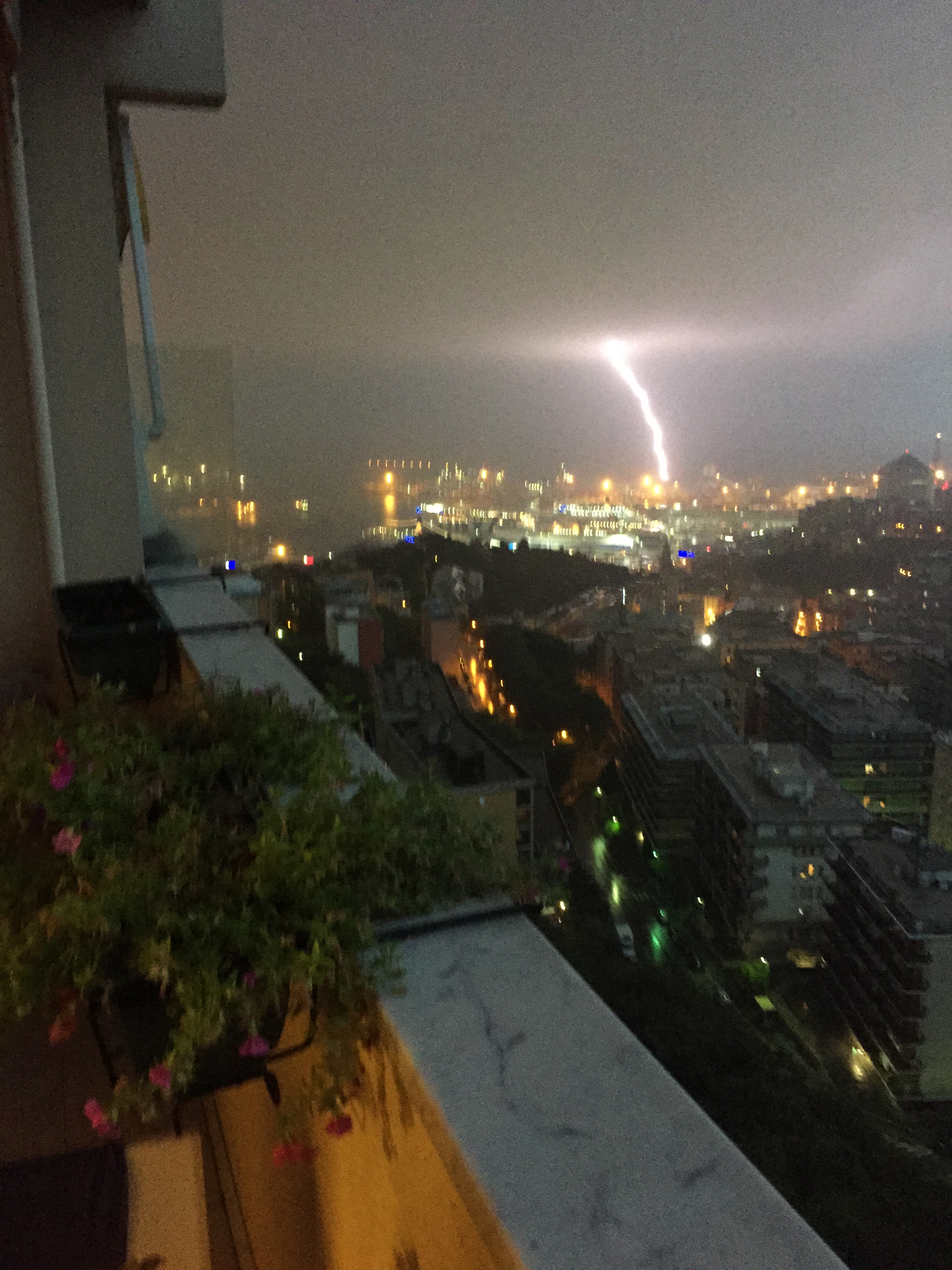 Pre allerta meteo sulla Liguria, previsti rovesci e temporali forti