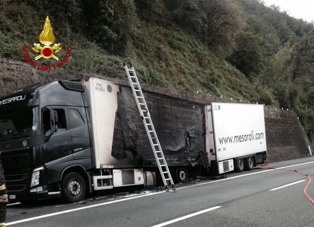 Tir a fuoco sulla corsia sud della A12, danni al mezzo e rallentamenti