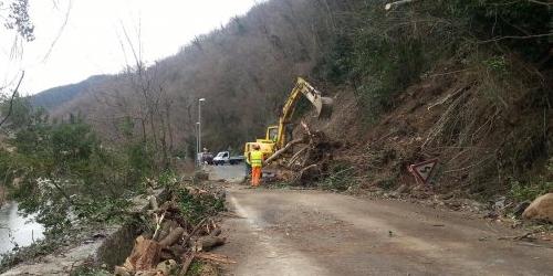 Frana sulla Provinciale 586, riaperta la strada a mezzogiorno