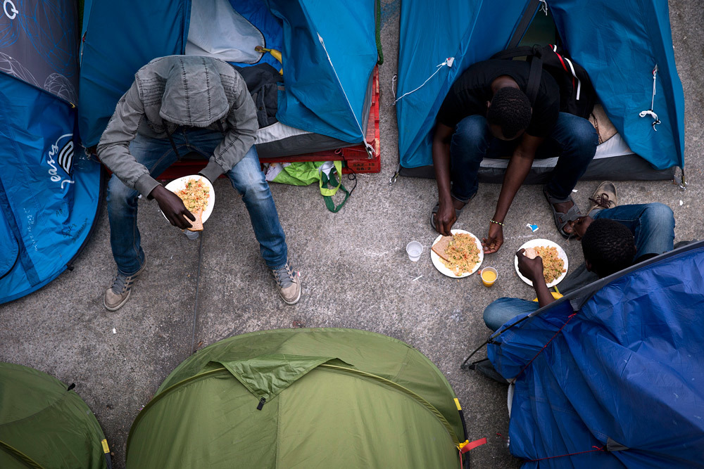 Parigi, sgomberati dalla Polizia due accampamenti di migranti