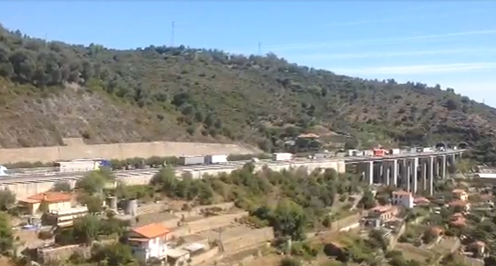 Veicolo prende fuoco in autostrada, due chilometri di coda tra Sanremo e Arma di Taggia